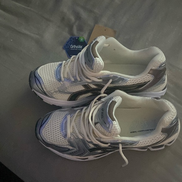 Acics Metallic plum 8’ 1/2 (no box) near ds - Picture 2 of 7